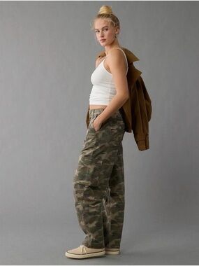 American Eagle - Barrel Leg Camo Cargo Pants - size 8